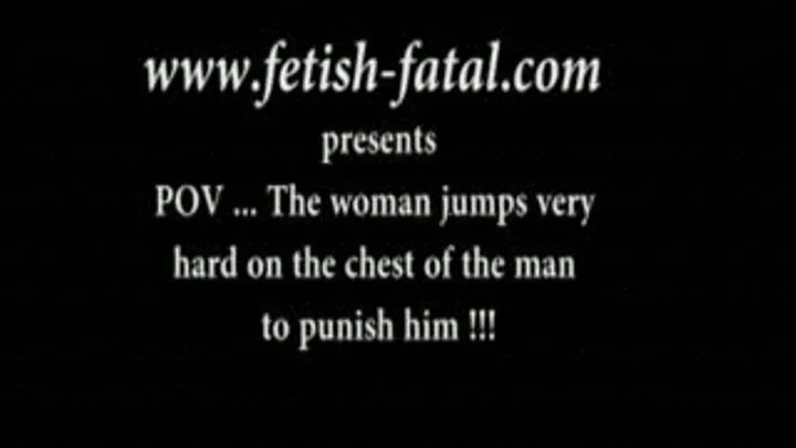 POV... La femme saute très très fort sur le torse de l'homme pour le punir!...POV ... The woman jumps very hard on the chest of the man to punish him!
