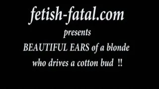 MAGNIFIQUES OREILLES d'une blonde qui enfonce un coton tige !!!!.....BEAUTIFUL EARS of a blonde who drives a cotton bud !!!