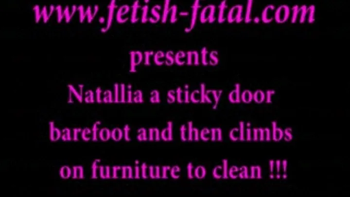 Natallia a sticky door barefoot and then climbs on furniture to clean......Natallia porte un collant puis pieds nus et monte sur un meuble pour faire le ménage!!!!