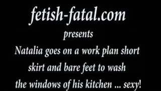 Natalia goes on a work plan short skirt and bare feet to wash the windows of his kitchen ... sexy!......Natalia monte sur un plan de travail pieds nus et jupe courte pour laver les vitres de sa cuisine...sexy!!