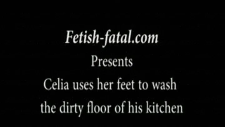 Celia utilise ses pieds pour laver le sol sale de sa cuisine........Celia uses her feet to wash the dirty floor of his kitchen