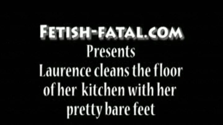 Laurence nettoie le sol de sa cuisine avec ses jolis pieds nus.....Laurence cleans the floor of her kitchen with her ​​pretty bare feet