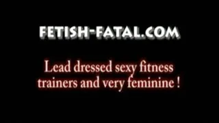 Conduire en tenue de fitness sexy et baskets très féminines!...... Just put a sticker to clean their knees, sexy!!!!