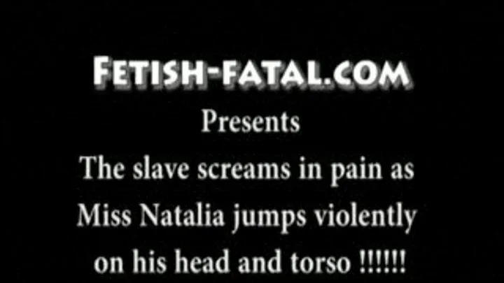 The slave screams in pain as Miss Natalia jumps violently on his head and torso!!!!! ....L'esclave hurle de douleur car Miss Natalia saute très violemment sur sa tête et step-son torse!!!