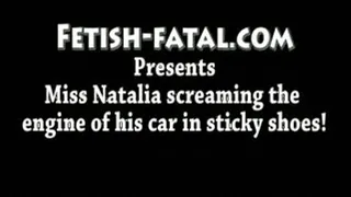 Miss Natalia fait hurler le moteur de sa voiture en collant et escarpins!.....Miss Natalia screaming the engine of his car in sticky shoes!!!