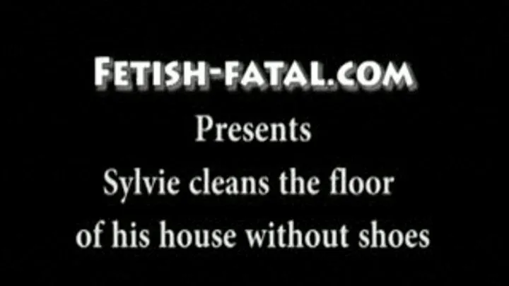 Sylvie nettoie le sol de sa maison sans chaussure......Sylvie cleans the floor of his house without shoes