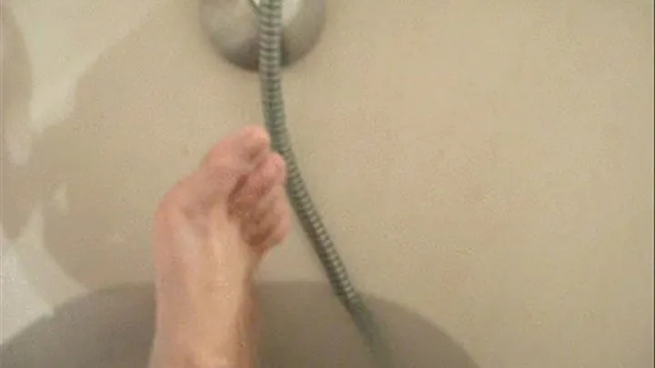 Sensual video of a woman who washes himself feet in his bath!