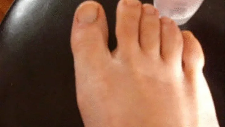 Polish nails feet