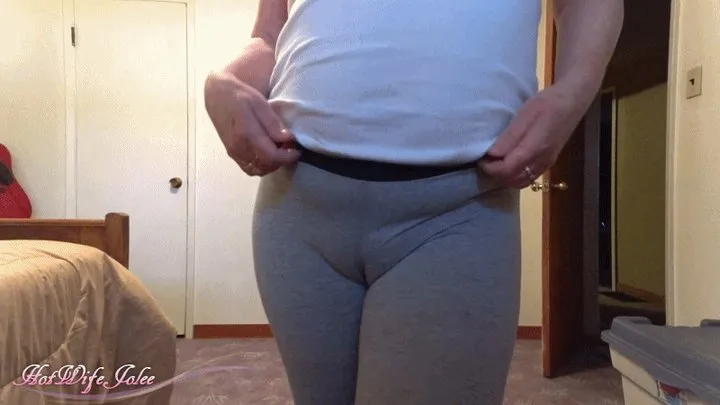 Hot ass in Yoga pants camel toe pussy