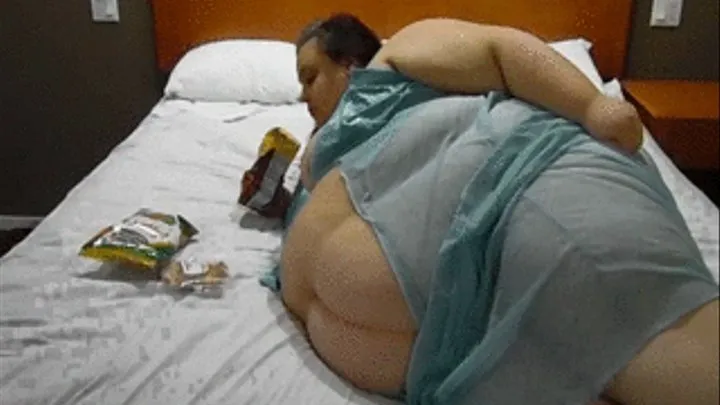 500 Pound Princess Winter - Pigging Out on the Bed