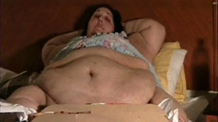 INSANE FEEDERISM: 600 Pound Woman eats TWO PIZZAS in ONE SETTING (!!)