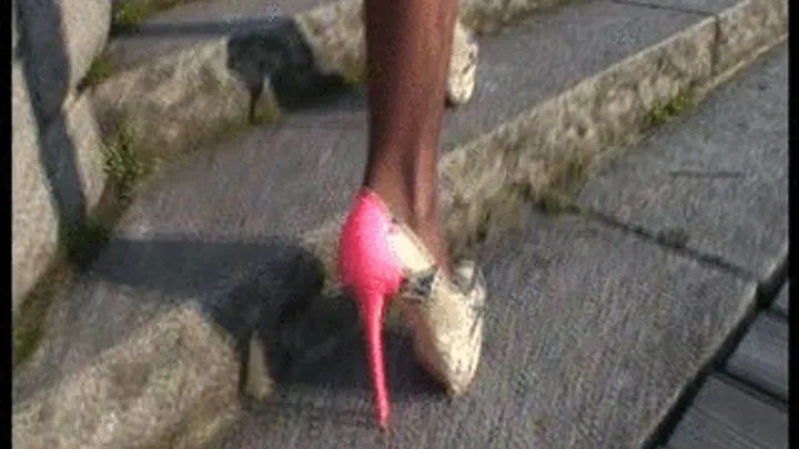 PYTHON HIGH HEELS WALKING IN A PUBLIC FUN PARK BETWEEN SOME PEOPLE