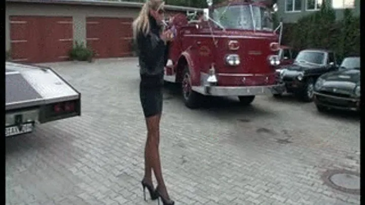 PEDAL PUMPING IN A REAL US-FIRETRUCK IN A SEXY DRESS