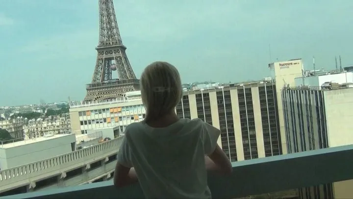 ROXIE RAE FLIRTY SMOKING IGNORE IN PARIS