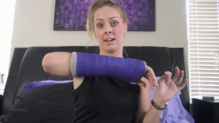 LEXI ROCHELLE'S BROKEN HAND IN ARMCAST