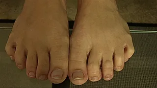 Melanie Hicks Shows Off Her All Natural Toes