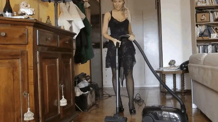 Eleonore enjoy herself with my vacuum!