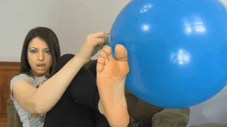 I play and pop this blue spit baloons