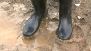 Ti prendo a calci con i miei stivali infangati /I'm gonna kick with my muddy boots ( BOOT FETISH)