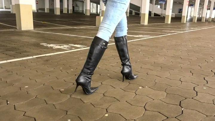 21nuj Walking in black boots