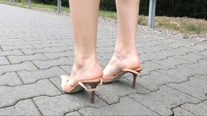 20zed Francine with high-heeled shoes