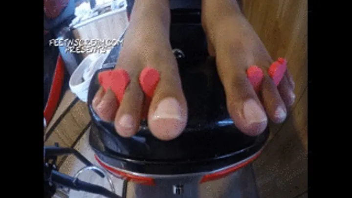 Keyana Gold Toes Tease