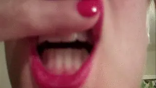 Fingerbrushing Marveletta red lips nails