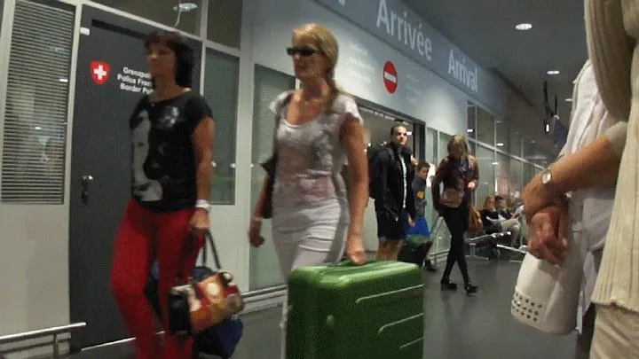 Laxie flies in full latex and arrives to the Airport. She is ass plugged.