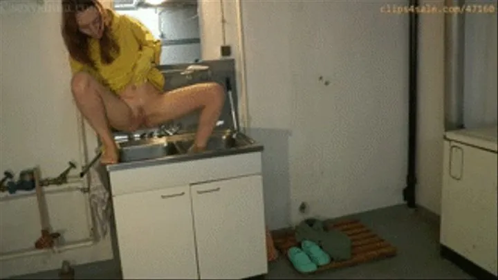 'Sinna desperate clean up powerful pissing in stainless steel sink'