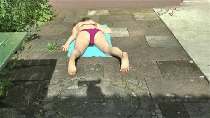 'HD' 'Belly pressure wetting accident outside while sunbathing in bikini'