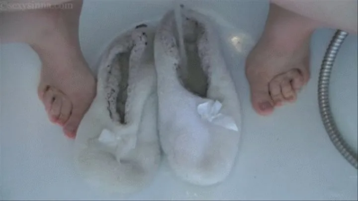 'HD' 'Powerful golden piss jet on fluffy moccasins and soaking wet feet pee play'