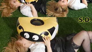 Scarlett Mouth Inflates Bumble Chair