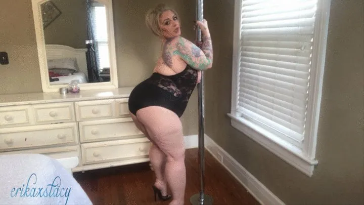 sexy bbw shows off for the shoeman