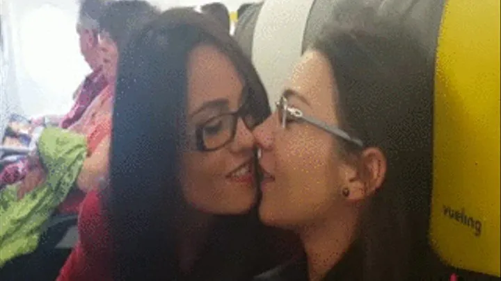 Julie and Aida lesbian teasing Rolf + kissing in the Flight to valencia NOT discretely