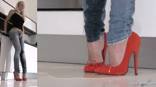 14CM HIGH HEELS MAKES ME SO HORNY THAT I FUCK MY CUCUMBER AND I PEE IN MY JEANS
