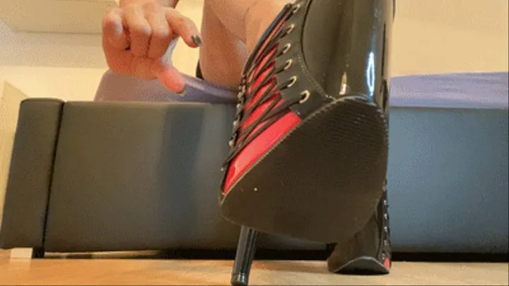 Giantess Lady Blackdiamoond in High Heels