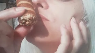 Chewing cannolo