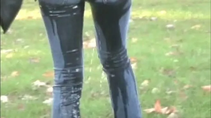 Susperia Wetting her jeans in public!