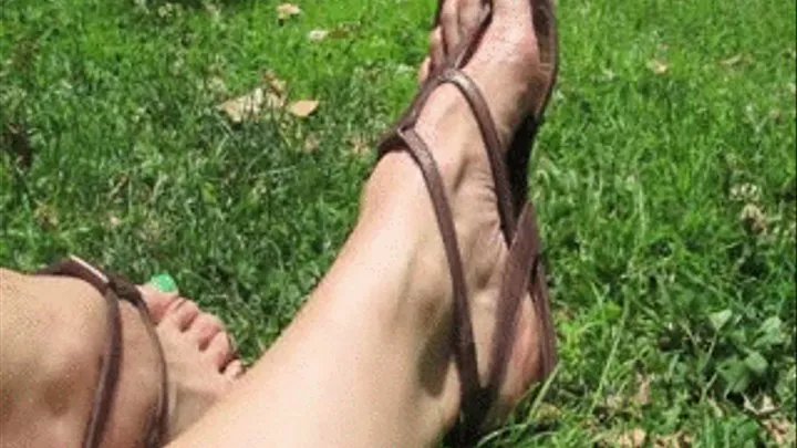 PENNY FLAT SANDALS IN THE GRASS