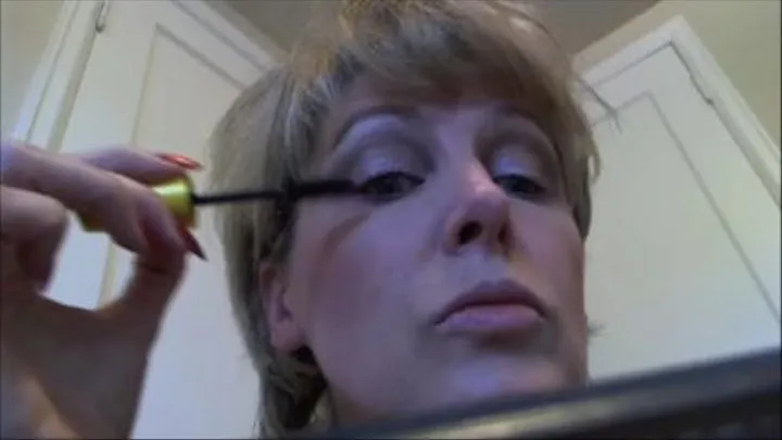 Couagr MILF puts on her makeup for day time