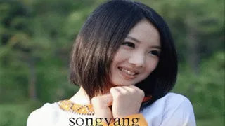 Song Yang hands held up from her back