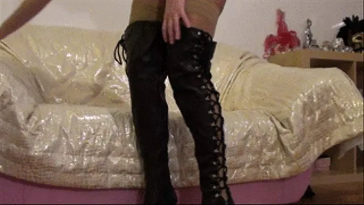 TIGHT LEATHER BOOTS.