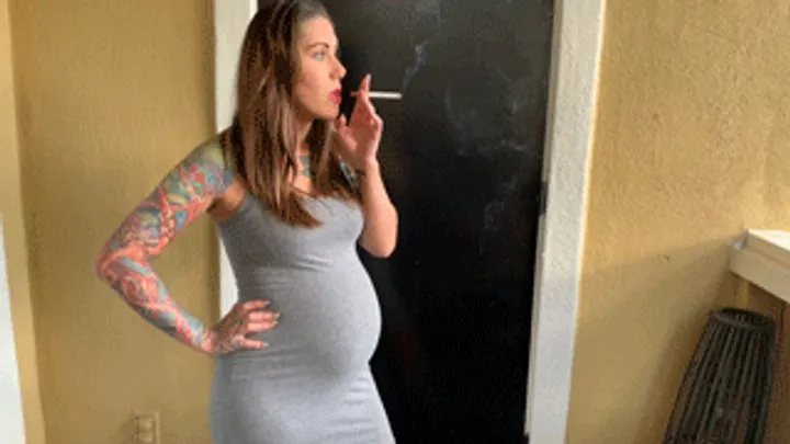 Pregnant Jae Lynn Sneaks off for a Smoke