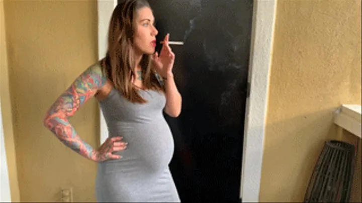 Pregnant Jae Lynn Sneaks off for a Smoke