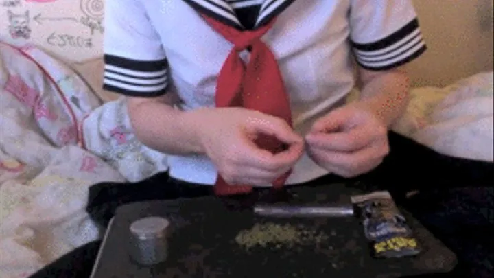 ♡school gurl rolling two blunts♡