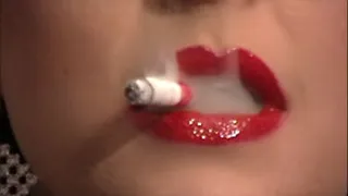 Upclose lipgloss smoking!