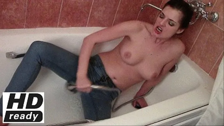 Jeansorgasm in the tub