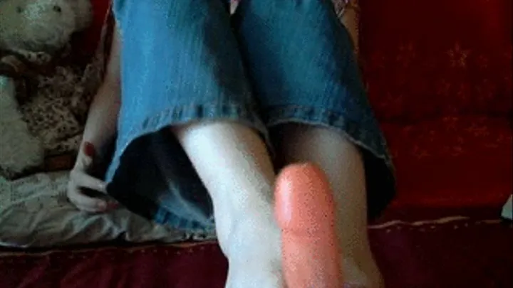 Amateur ToeJob on dildo