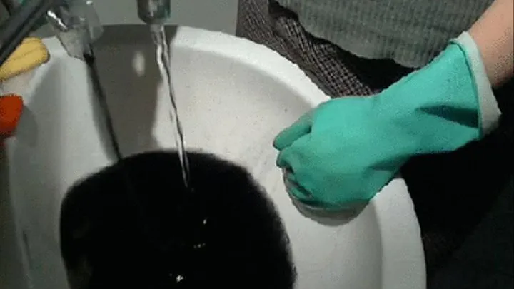 Dipping gloves in dark dye