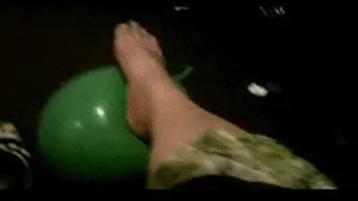 Bare foot Balloon Play! 3gp